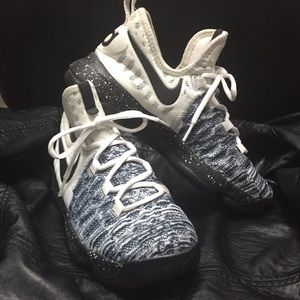 NIKE ZOOM KD9 YOUTH 5.5-great deal!!!!